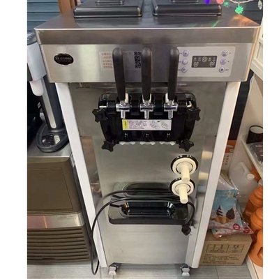 Een zachte ijsmachine met 3 smaken en 1 mengsel 120 kg capaciteit