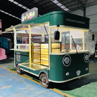 Combo gebakken kip en cola drankje voor elektrische mobiele snack truck in kookolie