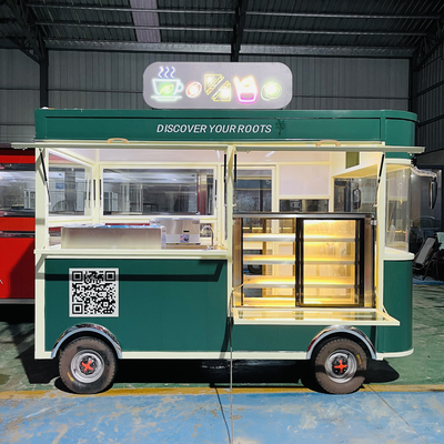 Combo gebakken kip en cola drankje voor elektrische mobiele snack truck in kookolie