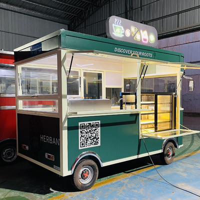 Combo gebakken kip en cola drankje voor elektrische mobiele snack truck in kookolie