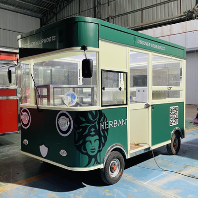 Combo gebakken kip en cola drankje voor elektrische mobiele snack truck in kookolie