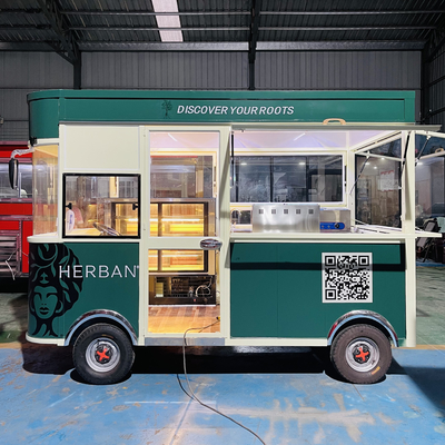 Combo gebakken kip en cola drankje voor elektrische mobiele snack truck in kookolie