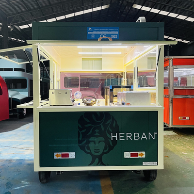 Combo gebakken kip en cola drankje voor elektrische mobiele snack truck in kookolie