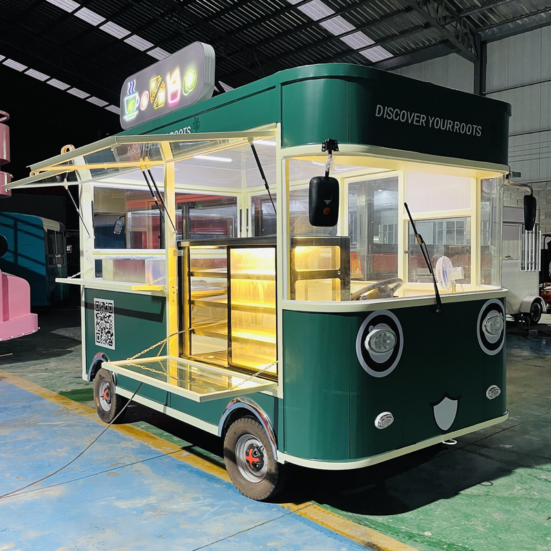 Combo gebakken kip en cola drankje voor elektrische mobiele snack truck in kookolie